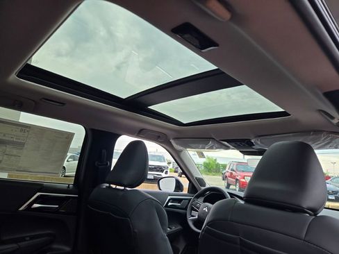 New 2025 Mitsubishi Outlander SE image 8