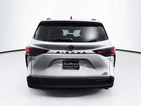 Used 2022 Toyota Sienna XLE w/ XLE Plus Package FWD image 8
