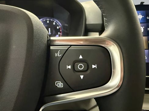 Used 2021 Volvo XC40 T5 Momentum w/ Premium Package AWD/4WD image 18