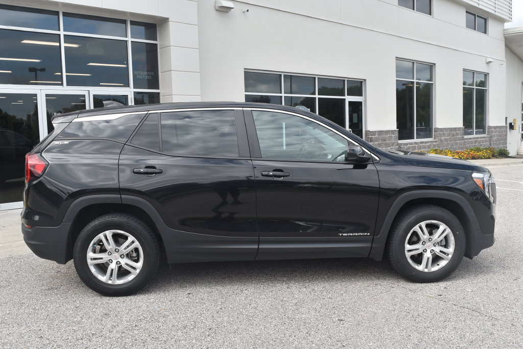 Used 2024 GMC Terrain SLE AWD/4WD image 2