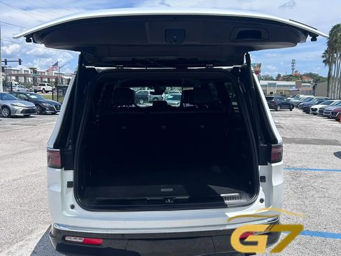 Used 2024 Jeep Wagoneer L Series II RWD image 11