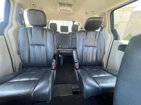 Used 2014 Chrysler Town & Country Touring image 12