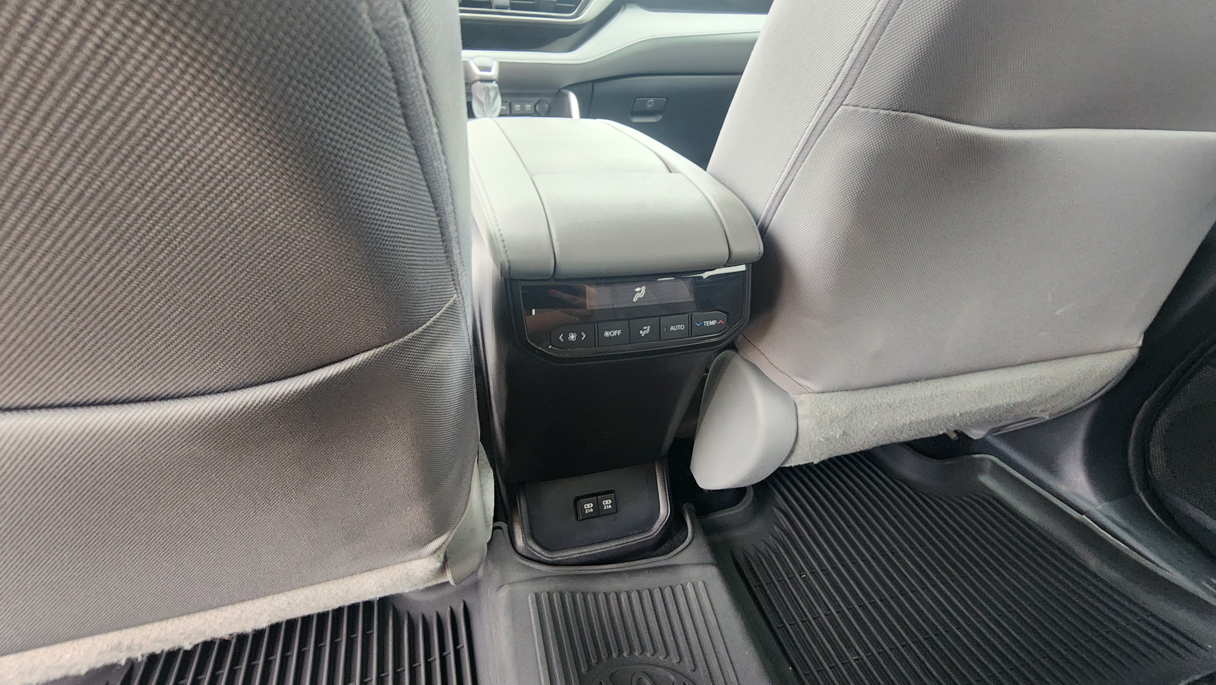 Used 2020 Toyota Highlander LE AWD/4WD image 19