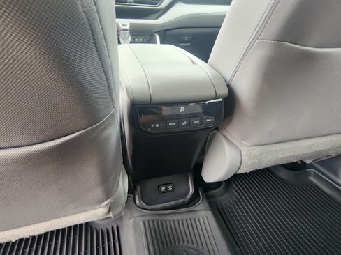 Used 2020 Toyota Highlander LE AWD/4WD image 19