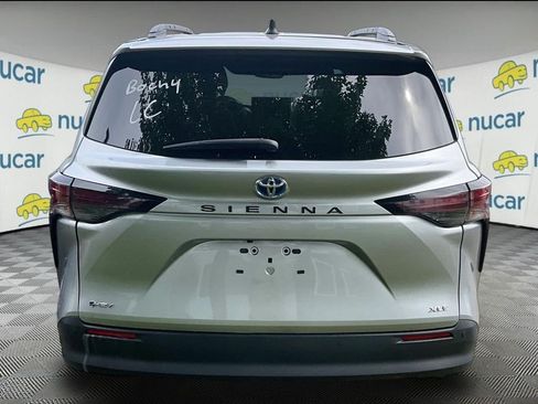 Used 2025 Toyota Sienna XLE FWD image 3