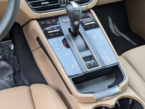 Certified 2025 Porsche Macan AWD/4WD image 18
