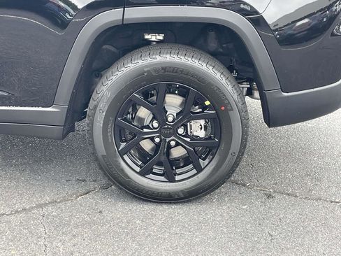 New 2025 Jeep Grand Cherokee Altitude image 11