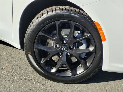 New 2026 Chrysler Pacifica Limited w/ S Appearance Package image 9