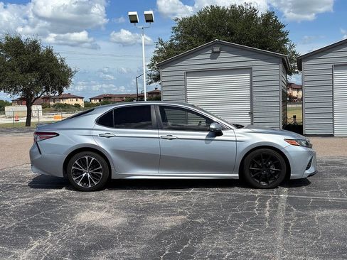 Used 2018 Toyota Camry SE FWD image 3