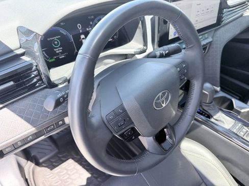 Used 2025 Toyota Camry XLE AWD/4WD image 11