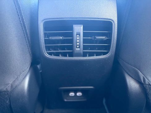 Used 2025 Toyota Corolla Cross LE FWD image 11