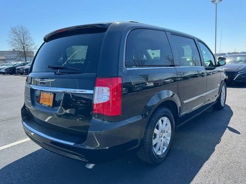 Used 2016 Chrysler Town & Country Touring image 3