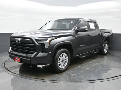 Used 2022 Toyota Tundra SR5 w/ SR5 Convenience Package image 2