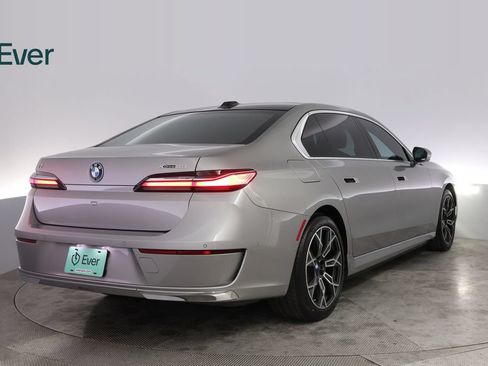 Used 2023 BMW i7 xDrive60 AWD/4WD image 3