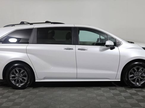 Used 2024 Toyota Sienna XLE AWD/4WD image 4