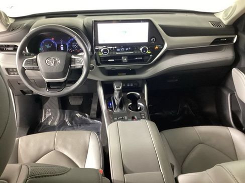 Used 2024 Toyota Highlander Platinum AWD/4WD image 39