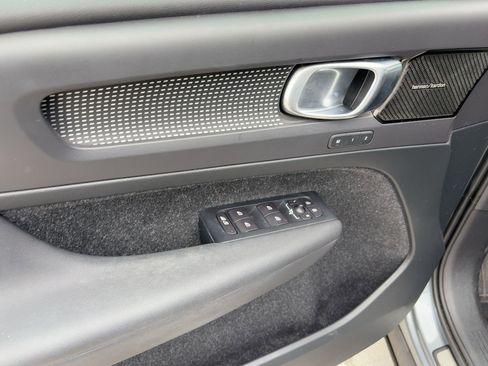 Used 2019 Volvo XC40 T5 R-Design image 13