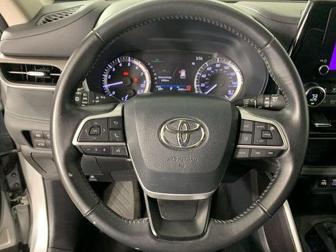 Used 2024 Toyota Highlander LE AWD/4WD image 23