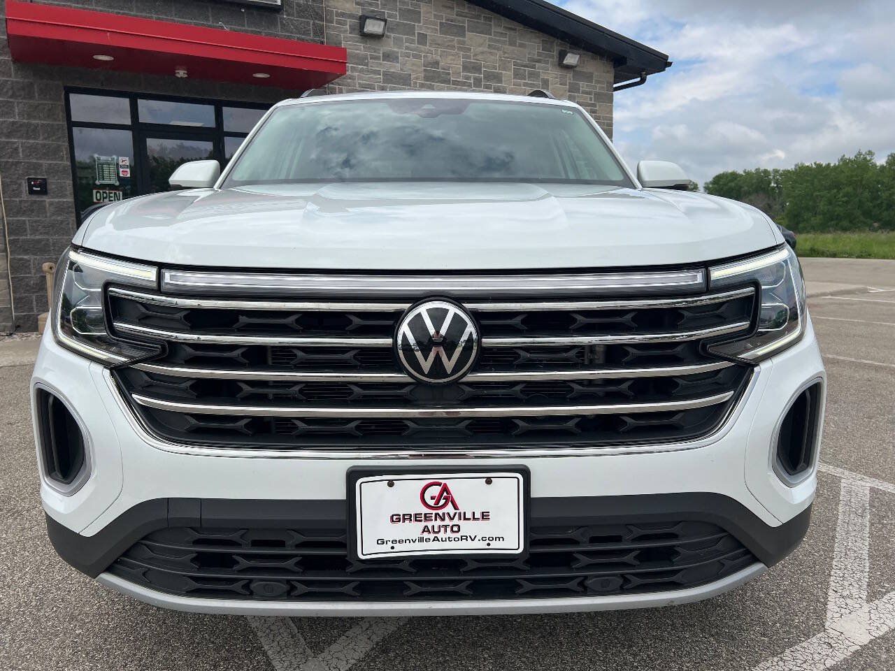 Used 2024 Volkswagen Atlas SE AWD/4WD image 2