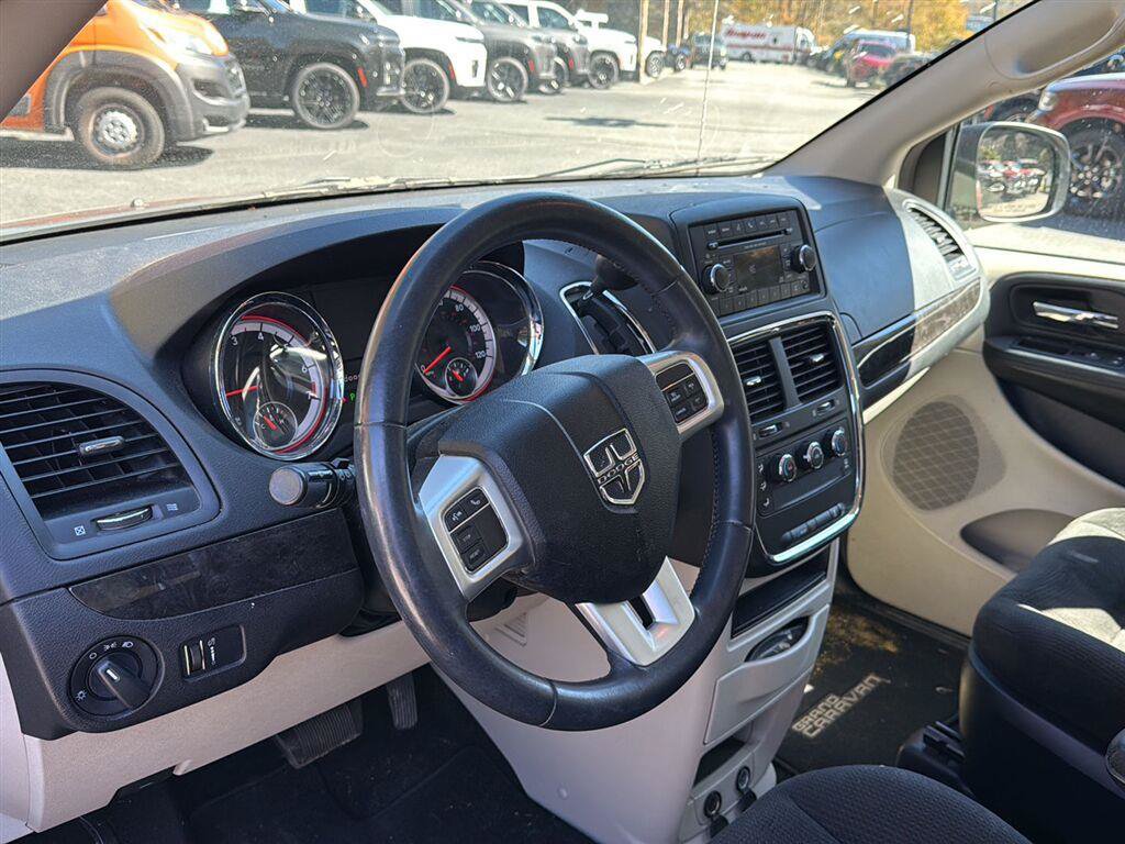 Used 2015 Dodge Grand Caravan American Value Package w/ UConnect Hands-Free Group FWD image 11