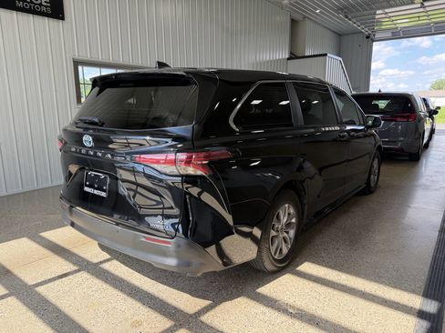 Used 2022 Toyota Sienna XLE AWD/4WD image 4