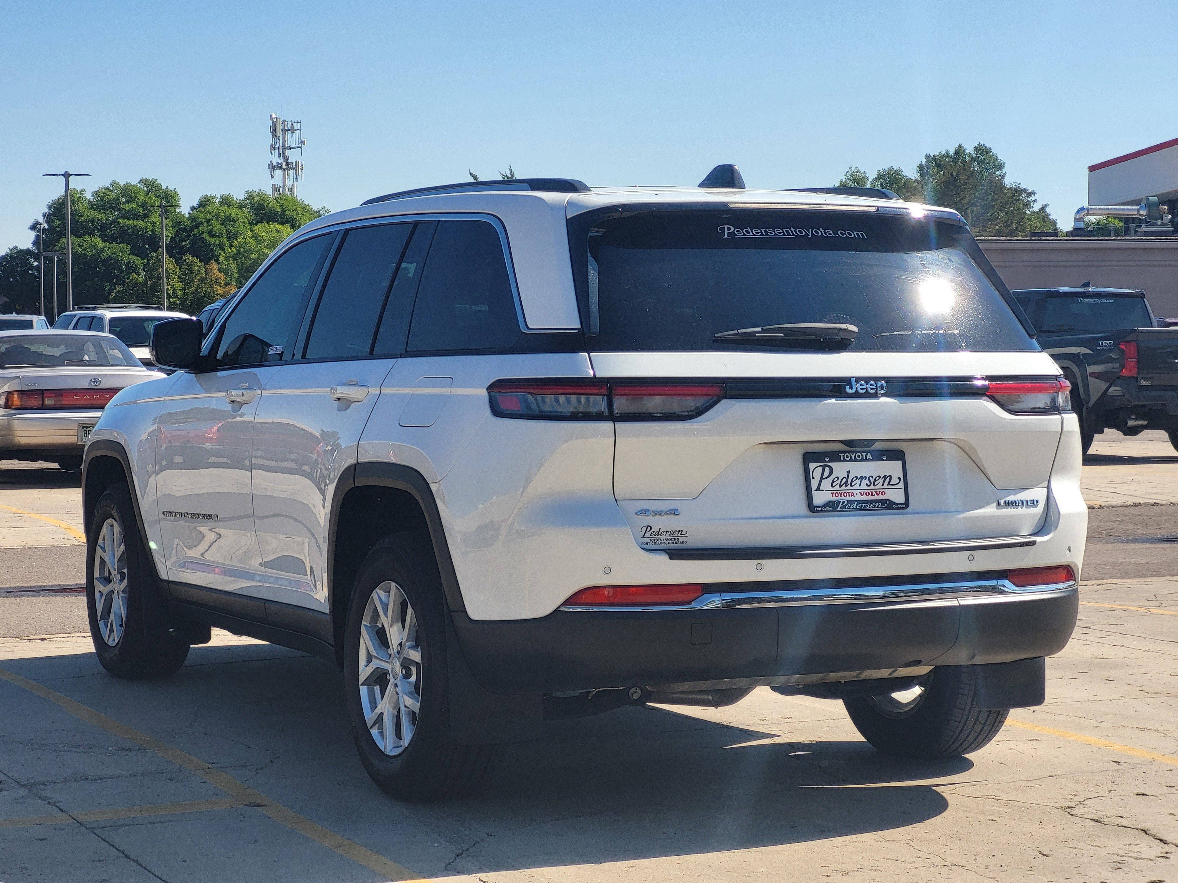 Used 2023 Jeep Grand Cherokee Limited w/ Trailer Tow Prep Group (B) AWD/4WD image 3