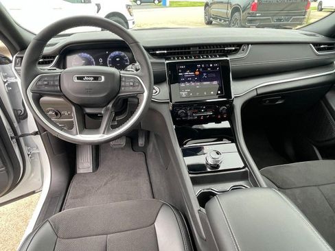 Used 2024 Jeep Grand Cherokee Altitude AWD/4WD image 17