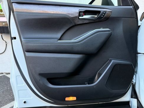 Used 2024 Toyota Highlander Limited image 33