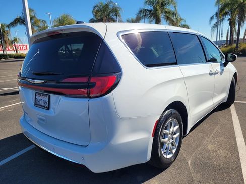 Used 2023 Chrysler Pacifica Touring-L image 4