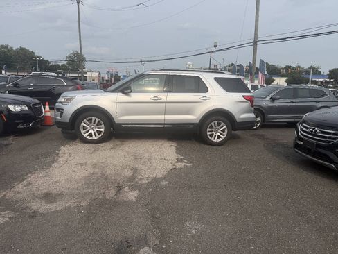 Used 2019 Ford Explorer XLT w/ Equipment Group 202A AWD/4WD image 1