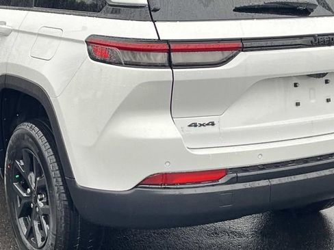 New 2025 Jeep Grand Cherokee Altitude image 5