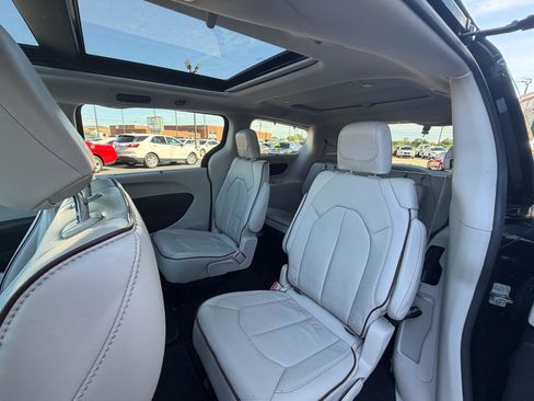 Used 2017 Chrysler Pacifica Limited FWD image 14