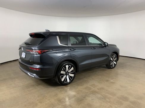 Used 2025 Mitsubishi Outlander SE image 8