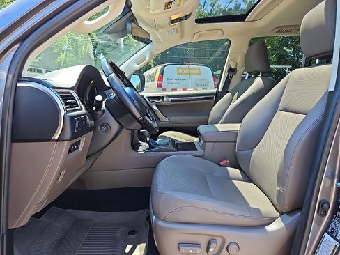 Used 2022 Lexus GX 460 Premium w/ Accessory Package AWD/4WD image 13