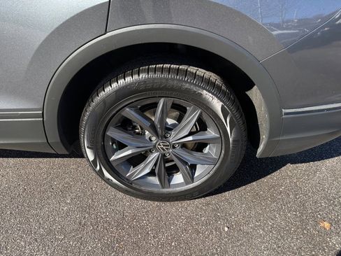 Used 2022 Volkswagen Tiguan SE w/ Panoramic Sunroof Package image 26