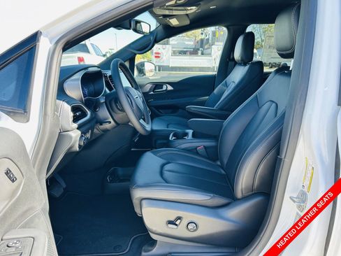 New 2026 Chrysler Pacifica Select w/ Quick Order Package 2EV image 3