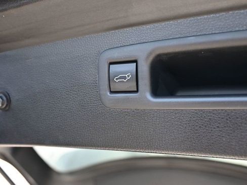 Used 2022 Toyota Highlander LE image 19