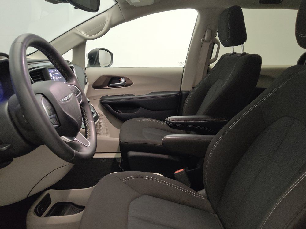 Used 2023 Chrysler Voyager LX FWD image 17