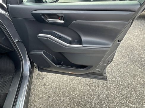 Certified 2023 Toyota Highlander XLE image 14