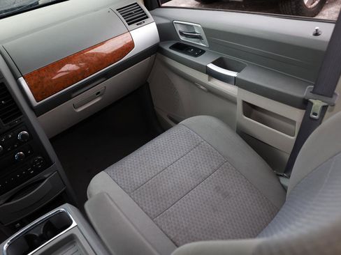 Used 2008 Chrysler Town & Country Touring w/ Entertainment Group #2 FWD image 22