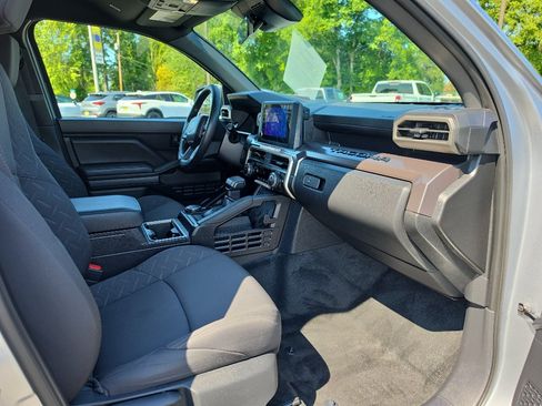 Certified 2025 Toyota Tacoma SR5 AWD/4WD image 15