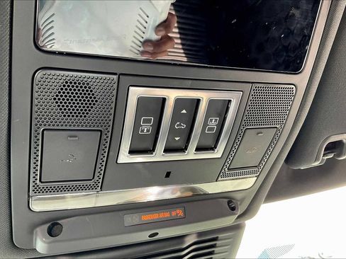 Used 2025 Land Rover Discovery S image 36