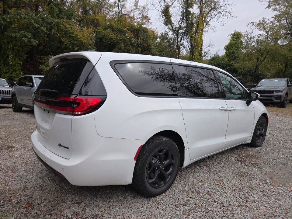 Used 2023 Chrysler Pacifica Touring-L w/ S Appearance Package FWD image 4