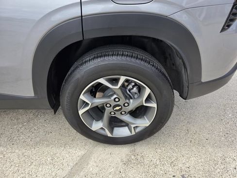 Used 2025 Chevrolet Trax LT FWD image 25