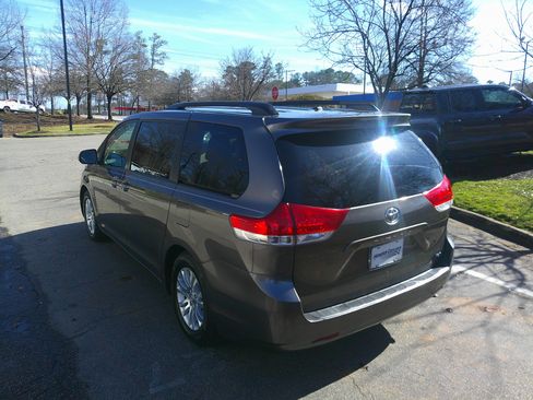 Used 2014 Toyota Sienna XLE image 10