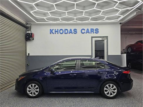 Used 2020 Toyota Corolla LE FWD image 1