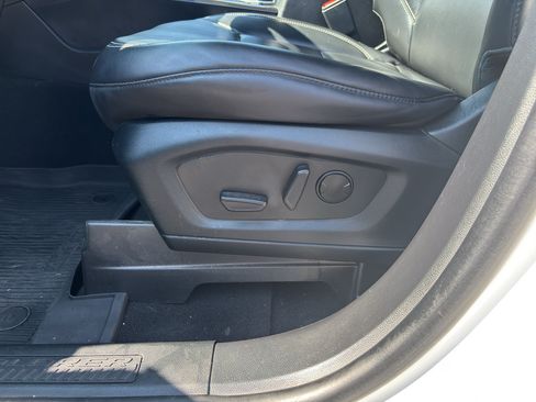 Used 2022 Ford Explorer XLT w/ Equipment Group 202A RWD image 12