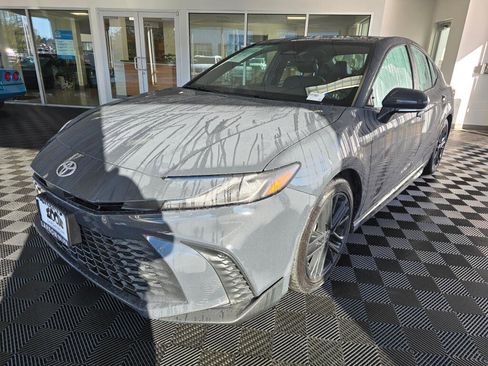 Used 2025 Toyota Camry SE image 7