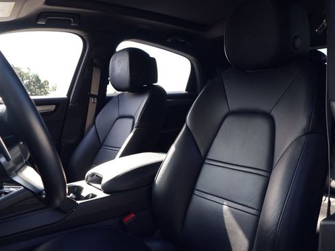 Certified 2023 Porsche Cayenne Platinum Edition image 5