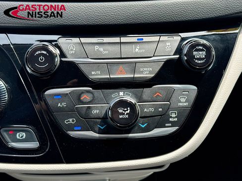 Used 2024 Chrysler Pacifica Touring-L FWD image 21